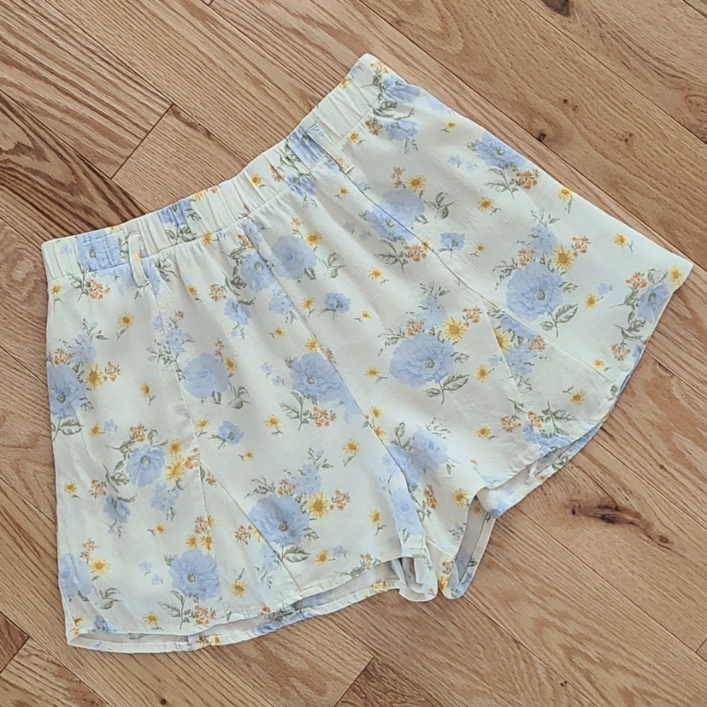 Forever 21 Dressy Lined Shorts. Size M. Ivory w/Lt Blue & Yellow Floral.   EUC